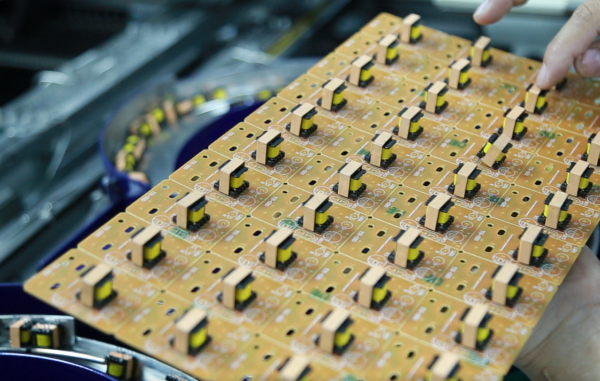 異形插件機對生產PCB電路板有著不可替代的重要性