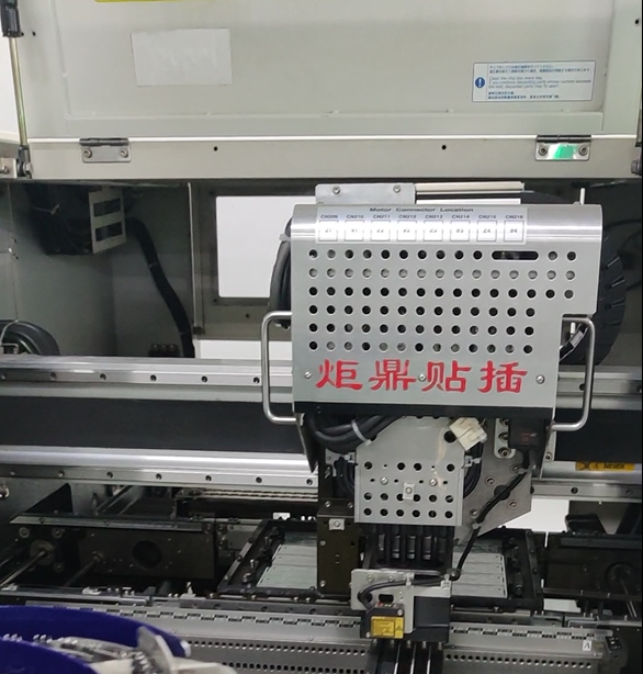 炬鼎全自動異形插件機可以識別電腦主板各種尺寸和異形元件