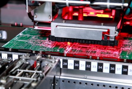 炬鼎貼插工程師指導(dǎo)正確使用異形電路板插件機(jī)