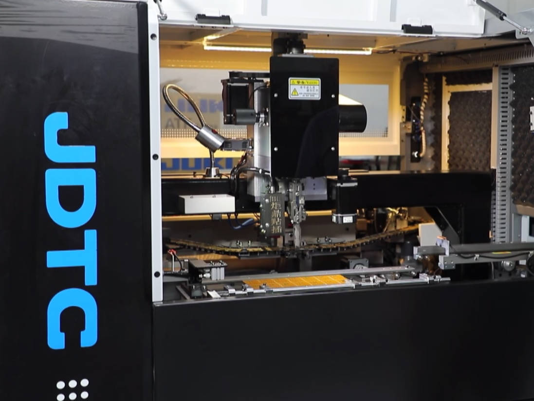 智能手機充電器核心生產設備插件機的簡介