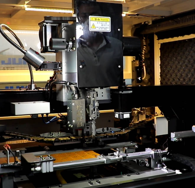 插件機(jī)：充電器生產(chǎn)效率的加速器