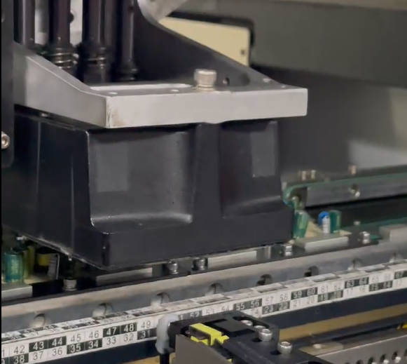 智能全自動插件機：引領電子制造自動化新紀元