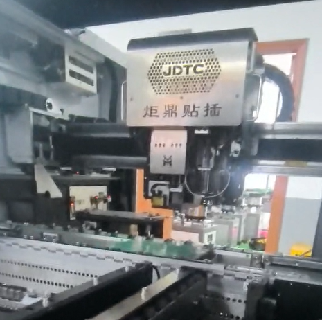 ??適配器插件機(jī)設(shè)備：電源制造業(yè)高效生產(chǎn)的核心技術(shù)裝備?